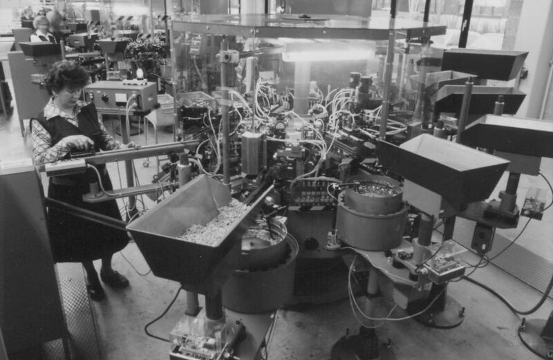 1978 wird in der Produktion wird die maschinelle Montage von Reihenklemmen eingeführt. Damit wird auch der letzte Bereich automatisiert und mechanisiert. (Weidmüller)