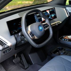 BMW legt im Innenraum großen Wert auf nachhaltige Materialien, die Verarbeitung ist dabei perfekt.(Bild:  Autoren-Union Mobilität/Kimura)