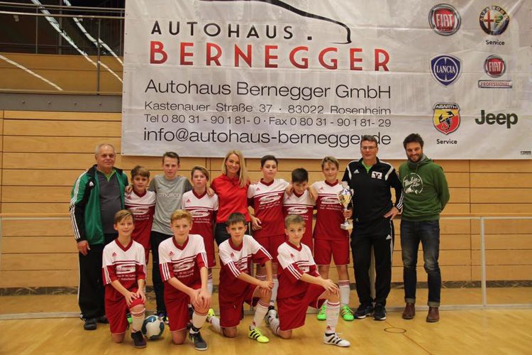 Noch nicht ganz so populär wie die eben genannten Künstler sind die Spieler der lokalen Fußballmannschaft. Unterstützung bekommen sie aber trotzdem vom Autohaus, so wie ... (Bild: Autohaus Bernegger)