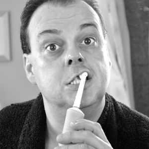 Zähne putzen! „Versicherungen werden das Verhalten ihrer Kunden über deren smarte Geräte beobachten können, insofern es Auswirkungen auf den Versicherungsbeitrag haben könnte. Geräte wie vernetzte Zahnbürsten können den Versicherten direkt Feedback liefern, sie zu einer besseren Zahnpflege anhalten und es ihnen so ermöglichen, ihre Beiträge zu senken. Smart-Home-Geräte können feststellen, ob ein Haus nachts abgeschlossen ist, und wenn das nicht der Fall ist, könnten die Beiträge des Versicherten angehoben werden. Versicherungen sind ein Musterbeispiel dafür, dass immer mehr Unternehmen sich zutrauen, neue Geschäftsmodelle auszuprobieren: Preismodelle, bei denen nach Nutzung, Erkenntnisgewinn oder Funktion abgerechnet wird, gewinnen an Boden.“(Quelle: Software AG) (Bild:   / CC0)