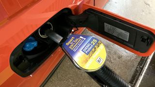 Diesel Protect 25 erfüllt die Kraftstoffnorm DIN EN 590 und senkt die CO2-Emission um 25 Prozent. (Rosenow/»kfz-betrieb«)