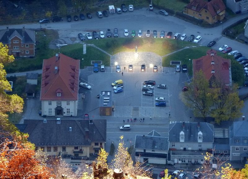 Und es ward Licht: Der erste der drei Sonnenspiegel erhellt die Statue von Sam Eyde, Mitbegründer von Norsk Hydro, Wasserkraft-Pionier und Vater der Spiegel-Idee. (Bild: SKF)