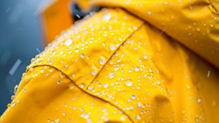 Aufgrund ihrer u.a. wasserabweisenden Eigenschaften enthält Outdoorbekleidung häufig per- und polyfluorierte Alkylsubstanzen (PFAS) (Bild: Vii - stock.adobe.com / KI-generiert)