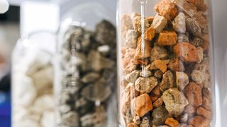 Ob Nanoteilchen oder grobkörnig – jedes Partikel stellt seine eigenen Anforderungen. (Bild: Messe Nürnberg)