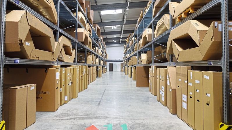 Das Teilevertriebscenter der Schade-Gruppe beliefert deutschlandweit Werkstätten mit Originalersatzteilen. Aktuell liegen in den von Gewe Lagertec gebauten Regalen rund 50.000 Positionen – von der Stoßstange bis zum Türclip.(Bild:  Schreiner/»kfz-betrieb«)