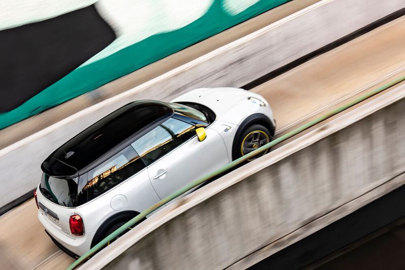 Der rein elektrische Mini unterscheidet sich äußerlich kaum von der Verbrennervariante. (Mini)