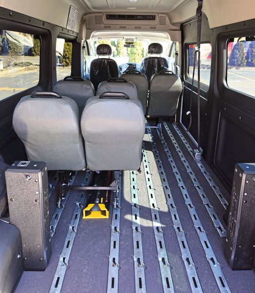 Im Heck des Fahrzeugs müssen Aktuatoren eingebaut werden, die mit rund 1000 kg abwärts gerichteter Kraft auf die Standardaufhängung wirken. (Thomson)