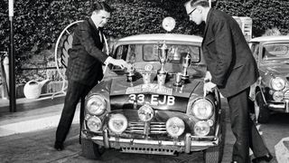 Dem Iren Patrick „Paddy“ Hopkirk am Steuer gelang mit seinem Co Henry Liddon 1964 eine Sensation: Mit einem scheinbar völlig unterlegenen Fahrzeug gewannen die beiden die Gesamtwertung der Rallye Monte Carlo.  (Bild: MINI)