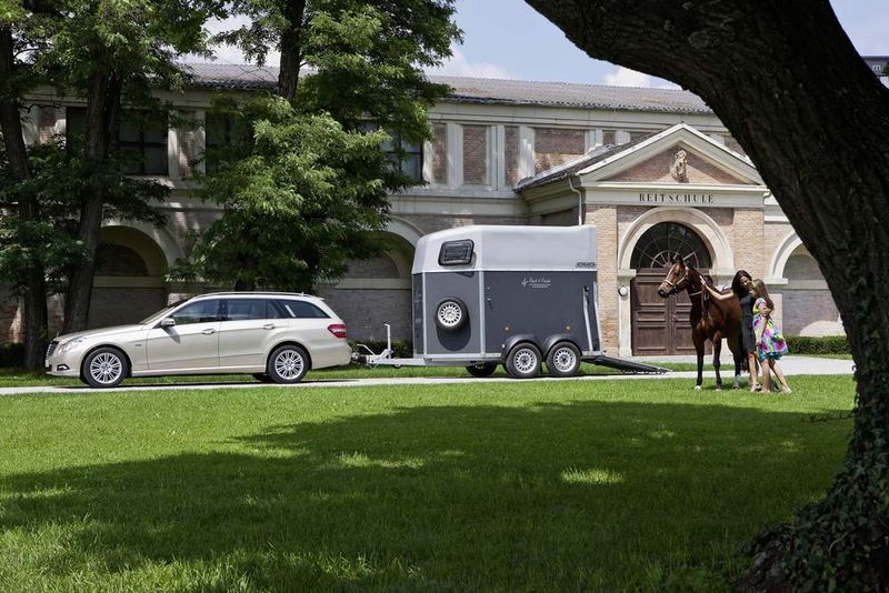 So idyllisch stellt sich Mercedes den E-Klassen-Einsatz vor. Die meisten Autos werden allerdings als Dienstwagen oder Taxis ihr Dasein fristen. Fotos: Daimler (Archiv: Vogel Business Media)