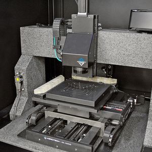 Ein XY-Positionierungssystem, das eine Interferometer-Rückkopplung in der Arbeitsebene verwendet, um mögliche Fehlereinflüsse am Arbeitspunkt zu minimieren.(Bild:  Aerotech)