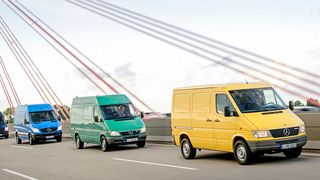 20 Jahre Sprinter (v.l.): Mercedes-Benz Sprinter (ab 2013) und Sprinter 2 (2006-2013) sowie zwei Mercedes-Benz Sprinter 1 (1995-2006). (Daimler)