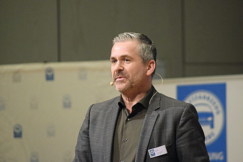 Peter Siegert, Experte für E-Mobilität bei der EnBW Energie Baden-Württemberg: „Ein E-Auto muss erstmal 80.000 Kilometer fahren, bevor es mit einem Verbrenner bei CO2 eben ist.“ (Zietz/»kfz-betrieb«)