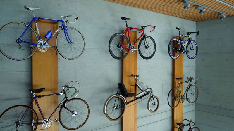 Kein nüchternes Prüfinstitut: Die Wände in der Büroetage von Zedler sind eine bunte Galerie der Fahrradgeschichte. (Bild: Zedler-Institut/Norelem)