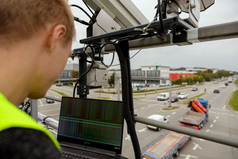 Mit Hilfe modernster Sensortechnik und KI erstellt das Forschungsteam einen digitalen Zwilling des Verkehrsgeschehens. (Sebastian Kissel / TUM )
