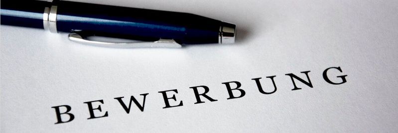 Beim Schreiben einer Bewerbung tauchen oftmals Fragen auf. (Bild:  Pixabay)