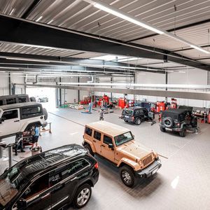 Allrad Schmitt ist Servicepartner für die Marken Chrysler, Jeep und Dodge.(Bild:  Allrad Schmitt)