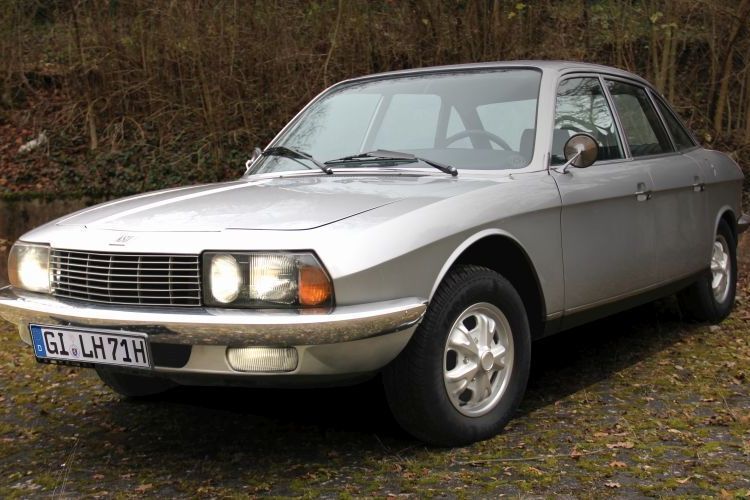 Von den rund 680, die noch zugelassen sind, wird einer im Februar 2018 definitiv in neue Hände kommen: Dann übergeben wir unseren 115 PS starken NSU Ro 80 an seinen neuen Besitzer, der darf sich auch über eine Jahresmitgliedschaft im Ro 80 Club International freuen. Dieses wunderbar-sonderliche Auto ist übrigens auch in fiskalischer Hinsicht ein Sonderfall: Die deutschen Finanzämter stufen den Ro 80 nach Gewicht ein, Hubraum besitzt er ja keinen.  (Lebenshilfe Gießen)