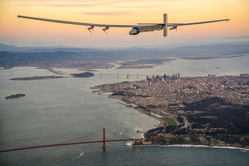 Solar Impulse beim Landeanflug auf Moffett Field, ein ziviler Flugplatz in Kalifornien. In Sichtweite die Golden Gate Bridge. (Solar Impulse)