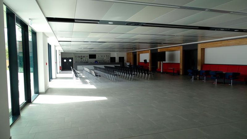 Der Bediener der Lichtsteuerung muss dabei nicht wissen, welche Leuchte konkret über welchen Bus angesteuert wird. (Bild: SmartHome Initiative Deutschland)