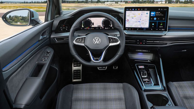 Mit dem umfassend überarbeiteten Bediensystem im Cockpit will VW die bisherige Kritik verstummen lassen. (Bild: VW)