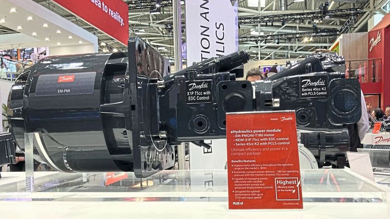 Um die Emission von Baumaschinen zu reduzieren, sind höhere Wirkungsgrade gefragt: Danfoss zeigte daher auch eine  Kombination aus einem Elektromotor (Modell EM-PMI) mit zwei Pumpen – eine davon die sehr kompakte X1P mit elektrischer Schwenkwinkelverstellung. Die Motoren können auch mit den Digital-Displacement-Pumpen des Unternehmens kombiniert werden.  Das Besondere an den Digital-Displacement-Pumpen ist ihre hohe Energieeffizienz. (Bild:  dm/VCG)