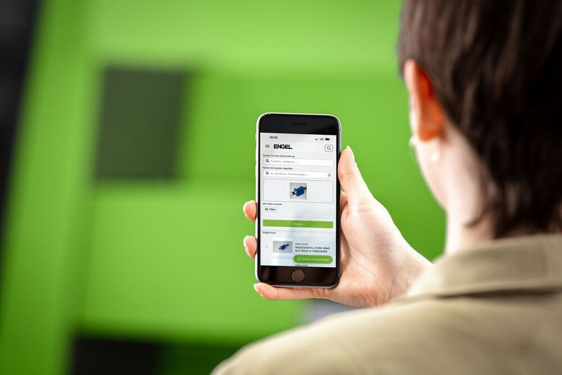 Bild 2: Mit dem Part Finder hat Engel einen smarten Helfer geschaffen, der quasi der Ersatzteilkatalog für die Hosentasche ist, wenn es um Spritzgießmaschinen geht. Bis zu 20 Jahre Komponenten können damit schnell und ohne Irrtümer nachbestellt werden. (Bild: Engel / office@fotostudio-eder.at)