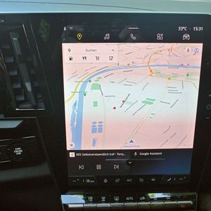 Dort installiert ist unter anderem Google Maps. Leider ist die Routenführung nicht so komfortabel, wie bei nativen Navigationssystemen.(Bild:  Sven Prawitz/VCG)