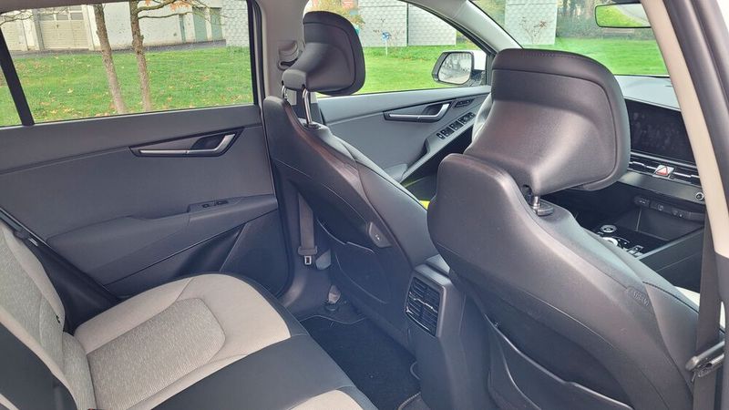 6. Das Platzangebot des Niro ist ordentlich und reicht für vier Fahrgäste und ihr Gepäck absolut aus. Die dünnen Rücksitzlehnen vergrößern den Knieraum hinten, ohne dass der Fahrer deshalb weniger Komfort hätte. (Bild: Wehner - Vogel Communications Group)