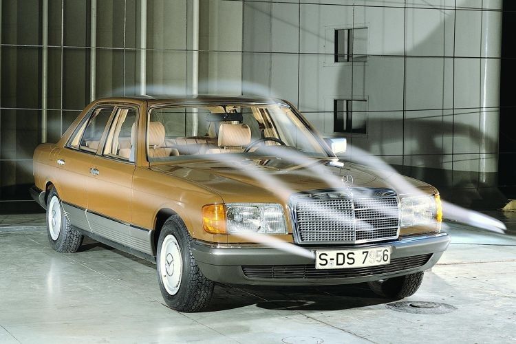 Erstmals spielte bei der Entwicklung der S-Klasse auch der Verbrauch eine tragende Rolle: Die Karosserie des W126 gibt sich sichtlich strömungsoptimiert. (Foto: Daimler)