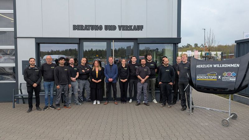 Ohne sie läuft kein einziges Serviceversprechen. Das Team von Lindners Boxenstopp – der eigentliche Grund, warum Flottenkunden bleiben. (Bild: Rosenow – VCG)