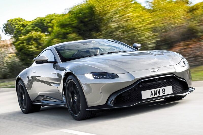 Der Vantage fährt sich eher wie ein Fighter statt wie ein Gleiter. Ehe man sichs versieht, hat man am Steuer das Messer zwischen den Zähnen. (Aston Martin)