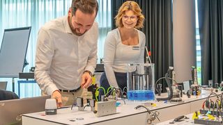 Der Automatisierungstreff bietet die Möglichkeit, in praxisnahen Workshops neueste Technologien direkt auszuprobieren und mit Experten ins Gespräch zu kommen. (Bild: faktorzwei GmbH)