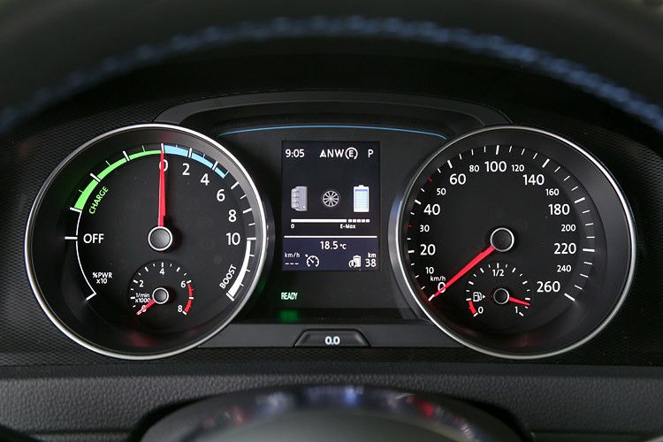 Statt eines großen Drehzahlmessers gibt es eine Anzeige für den Stromverbrauch des Elektromotors beziehungsweise den Grad der Rekuperation. Der Drehzahlmesser für den Verbrennungsmotor ist deutlich kleiner und darunter angeordnet. (Foto: Volkswagen)