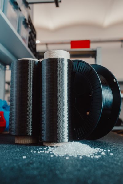 Mit der Endlosfaser-Technologie entsteht erstmals eine industrielle Lösung, die großformatige, mechanisch belastbare Bauteile mit kontinuierlicher Carbon-Faserverstärkung wirtschaftlich produziert. (Bild: BigRep)