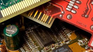 Händler können mit dem neuen Recycling-Versandservice von Deutsche Post DHL das Elektrogesetz einfach umsetzen. (Bild: DPDHL)