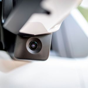 Den Überblick rundum verbessert die damit verbundene zweite Kamera unter dem Beifahrer-Außenspiegel. 