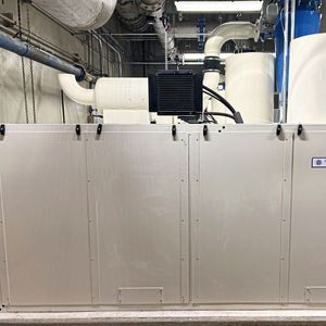 Turbokompressoren von Continental Industrie werden für den Klärbetrieb bei Bedarf auch gleich fertig eingehaust.(Bild:  Continental Industrie)