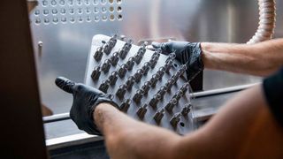 Die Zertifizierung wird für die Technologie des Direkten Metall-Lasersinterns (DMLS) ausgestellt – speziell für die Superlegierung Inconel 718. (Proto Labs/Seefeldt Photogrgraphy)