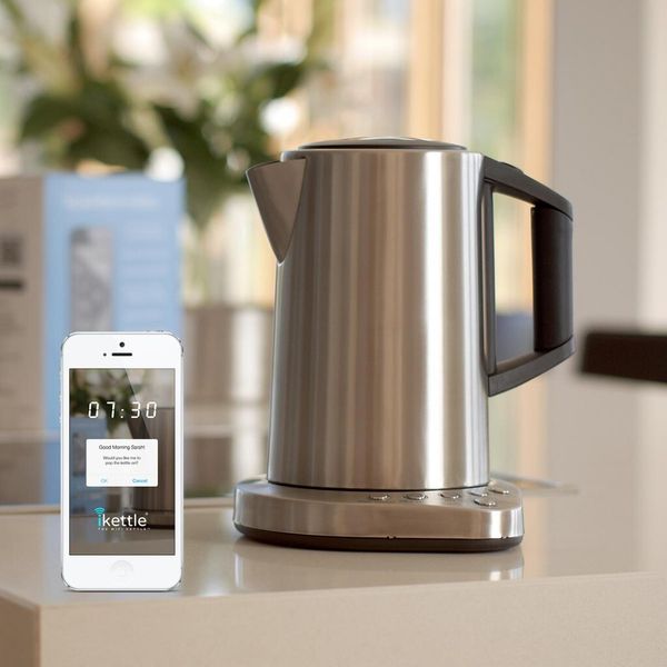 Der „iKettle“-WLAN-Wasserkocher kann via Smartphone aktiviert werden, hat 4 variable Temperaturkontrollen (65, 80, 95 und 100 Grad), eine Warmhaltefunktion, „Welcome home und Wake up“-Modus und vieles Mehr. Kostenpunkt bei radbag.de: 129,95 Euro.  (www.radbag.de)