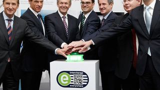 Startschuss für die eRoaming-Plattform der Hubject GmbH (v.l.n.r.): Gemeinsam mit Dr. Herbert Diess, Dr. Volkmar Denner (Robert Bosch GmbH, Vorsitzender der Geschäftsführung), Prof. Dr. Thomas Weber (Daimler AG, Vorstand Konzernforschung & Mercedes-Benz Cars Entwicklung), Dr. Frank Mastiaux (EnBW AG, Vorsitzender des Vorstands), Dr. Arndt Neuhaus (RWE Deutschland AG, Vorsitzender des Vorstands), Dirk John (Siemens AG, CEO Road and City Mobility) gab Andreas Pfeiffer das offizielle Startsignal für den Produktivbetrieb der Plattform. (Bild: Hubject)