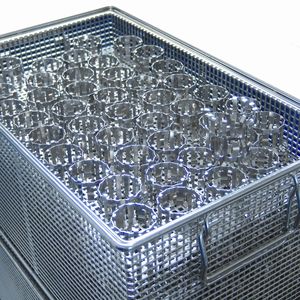 Die komplexen Klemmkörper sind kein Schüttgut. Sie müssen mit Zwischenlagen in den Waschkorb eingelegt werden.
