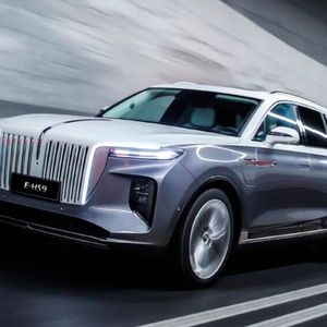 Als wäre das Format von gut 5,20 Metern Länge nicht schon auffällig genug, hat Hongqi den HS9 auch noch mit jeder Menge Lametta behängt.(Bild:  Hongqi)