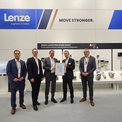 Dr. Marc Wucherer (Lenze SE, Mitte) nimmt das IEC 62443-4-1-Zertifikat von Thomas Steffens und Sergei Biberdorf (TÜV Rheinland, 4. und 5. von links) entgegen. Mit dabei: Denis Göllner und Dr. Peter Hesse (Lenze SE, 1. und 2. von links). Die Übergabe fand am 25. November 2025 auf der SPS in Nürnberg statt.  (Bild: Lenze)