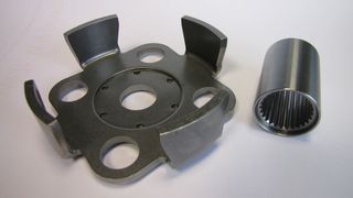 Reibschweißen ist nach Aussage der Experten von Klaus Raiser eine günstige Alternative für die Fertigung vieler, teils komplexer Bauteile, wie sie hier zu sehen sind. Denn viel Aufwand, der beim Umformen, Urformen oder bei der Zerspanung aus dem Vollen entsteht, falle hier nicht an. (Bild: Klaus Raiser)