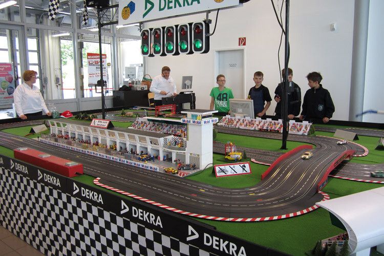 Bei der Eröffnungsfeier konnten sich die Besucher an einer Riesen-Carrera-Bahn versuchen... (Foto: Tiemeyer)