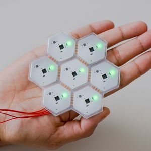 Beliebig viele Zellen können in einem bienenwabenförmigen Muster miteinander vernetzt werden.