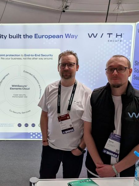 WithSecure wies auf die Bedeutung von Services für den Mittelstand hin, damit die Security-Reports auch wirklich zur Umsetzung und Verbesserung führen, was mangels Security-Personal bei KMU auf der Strecke bleiben könnte. (Bild: Oliver Schonschek)