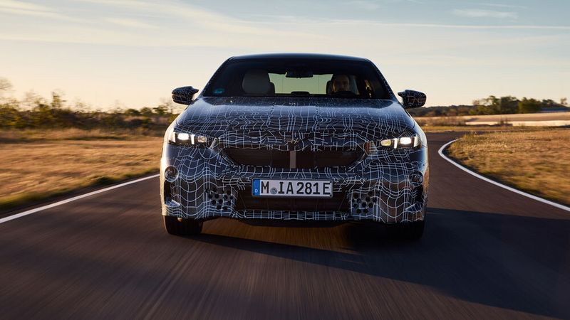 Der 440 kW/590 PS starke „i5 M60 xDrive“ mit Allradantrieb wurde auf der Handling-Strecke getestet. (Bild: Autoren-Union Mobilität/BMW)