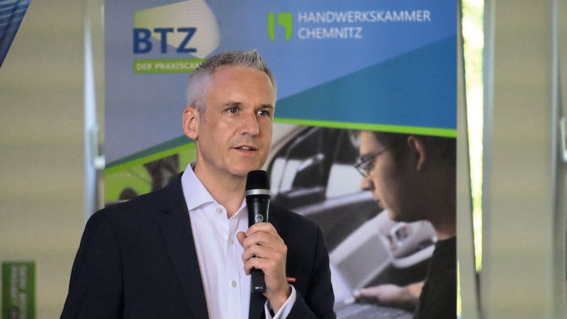 Martin Endlein stellte in Chemnitz den DAT-Report von 2021 vor. (Bild: Zietz/»kfz-betrieb«)