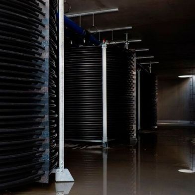 Wassertanks lassen sich unter geeigneten Bedingungen zusätzlich als thermische Speicher für die Kälteversorgung nutzen. (Bild: Max Bögl/Werklein-Die Werbeagentur)